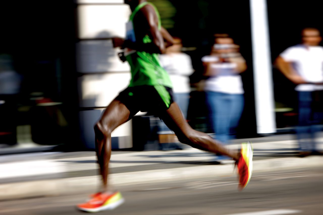 Hier sehen Sie einen schnellen afrikanischen Läufer.