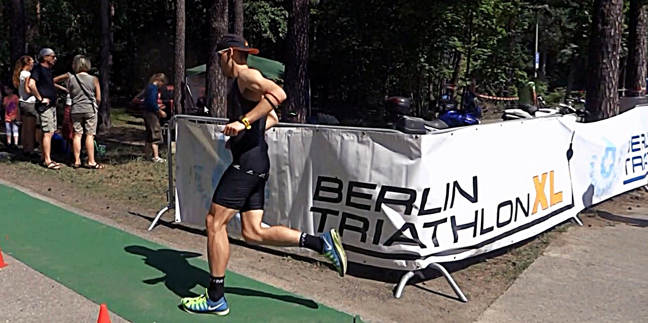 Hier sehen Sie Sören Lehmann beim Laufen des Berlin Triathlon xl.