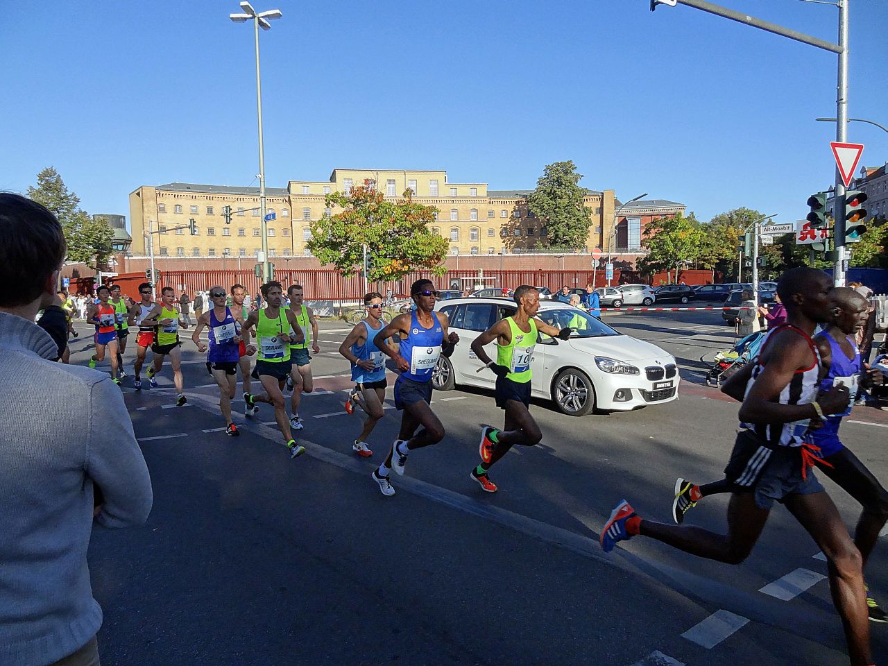 Hier sehen Sie die Eliteläufer beim Berlin Marathon 2015.