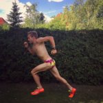 Florian Bögge rennt in Badeshorts
