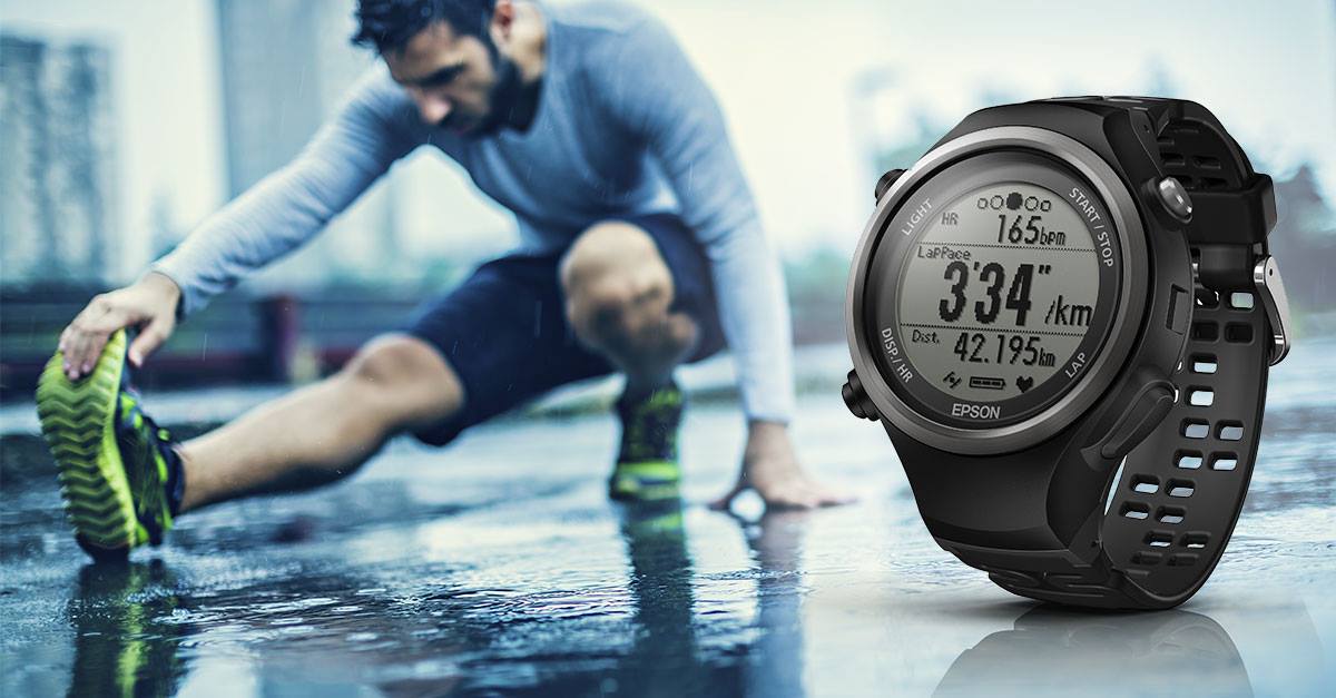 Ein Läufer und die Sportuhr Epson Runsense SF-810