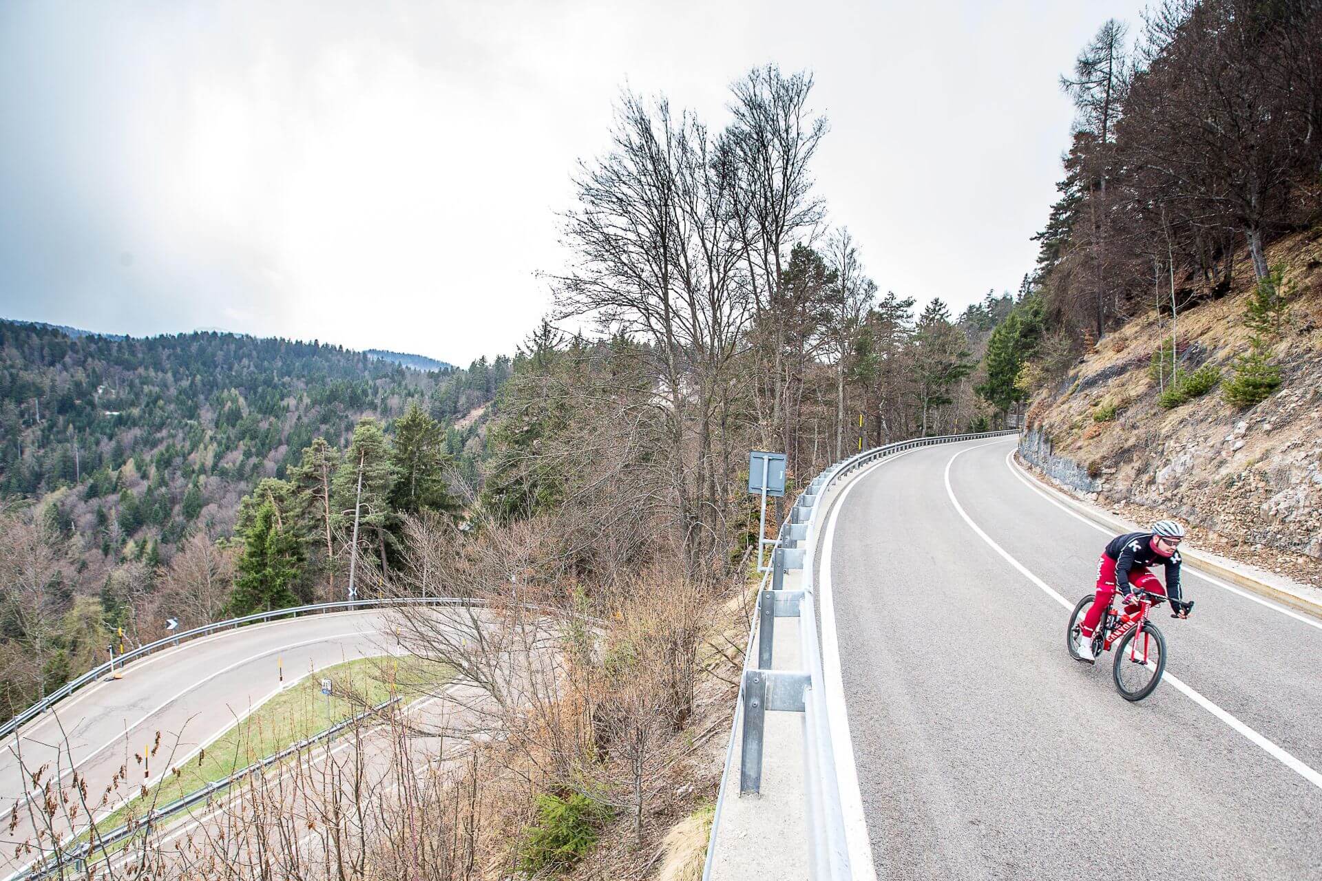 Sören fährt den Mändelpass hinunter