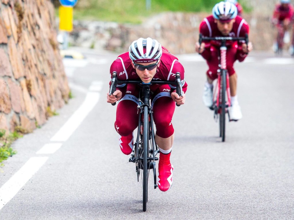 schnelle Abfahrt mit dem rennrad
