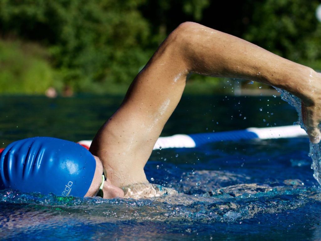 Ein Schwimmer im Schwimmbecken