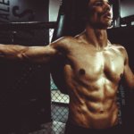 Dieses BIld zeigt einen muskulösen Sportler