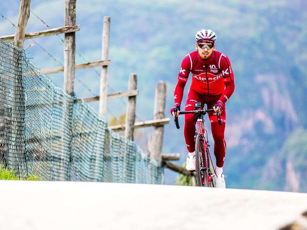 Radfahrer Sören Lehmann fährt einen steilen Berg hinauf